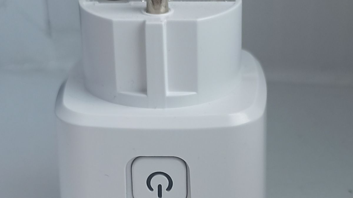 Front view of a white Wi-Fi smart plug adapter for your smart plug buying guide.